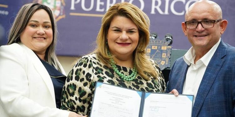 Vivienda firma acuerdo para manejo de desperdicios sólidos con alcaldes de Arecibo y Culebra