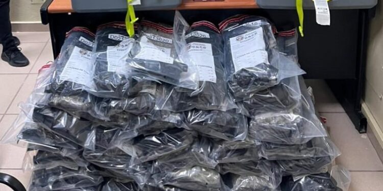 Arrestan mujer con dos maletas llenas de marihuana