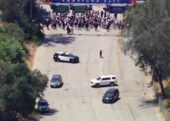 Impiden paso de agentes migratorios a las instalaciones del estadio de los Dodgers