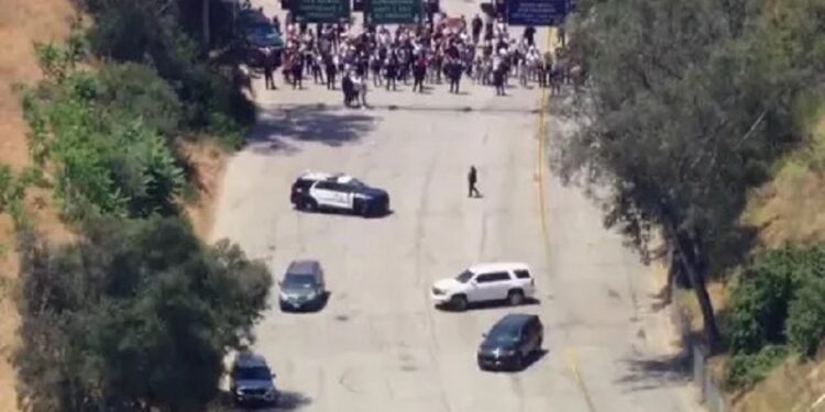 Impiden paso de agentes migratorios a las instalaciones del estadio de los Dodgers