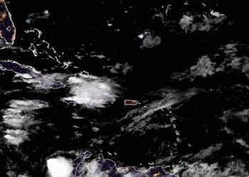 Onda tropical sale del área, temperaturas bastante calurosa