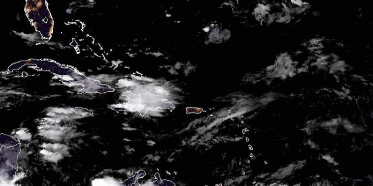 Onda tropical sale del área, temperaturas bastante calurosa
