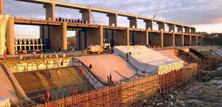 En América Latina y el Caribe, la inversión extranjera cayó un 12% en 2024