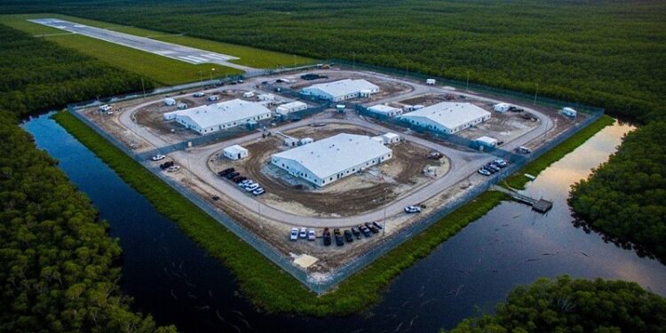 Trump inaugura la nueva cárcel para migrantes ‘Alligator Alcatraz’