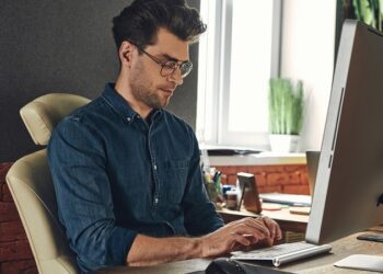 ¿Pasas mucho tiempo sentado? Esto es lo que le podría pasar a tu cerebro