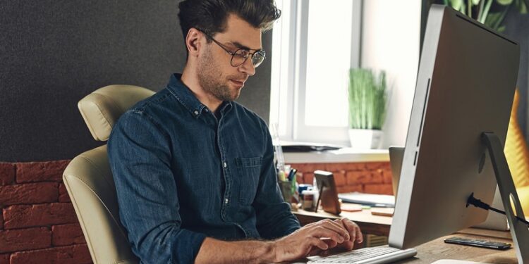 ¿Pasas mucho tiempo sentado? Esto es lo que le podría pasar a tu cerebro