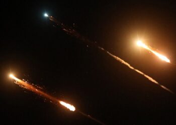 Ataque iraní apunta al principal aeropuerto de Israel y a la productora de la Cúpula de Hierro