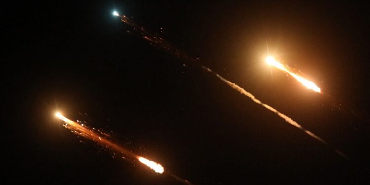 Ataque iraní apunta al principal aeropuerto de Israel y a la productora de la Cúpula de Hierro