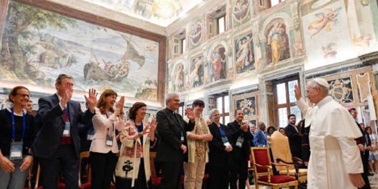 El Papa: Sus carismas son fermento de unidad en un mundo lacerado