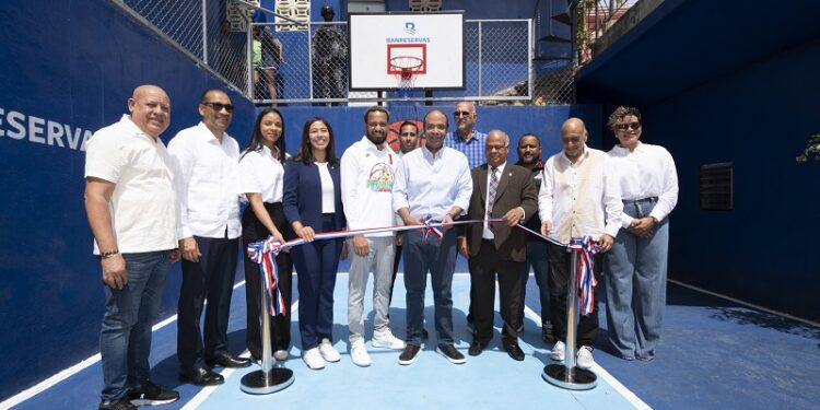 “Juega RD” de Banreservas remoza cancha Los Pioneros de Villas Agrícolas