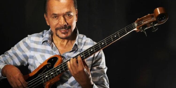 Bobby Valentín: su bajo y él