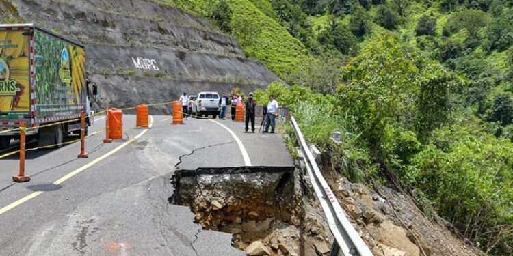 Obras Públicas refuerza presencia técnica en la carretera Casabito-Constanza por deslizamientos