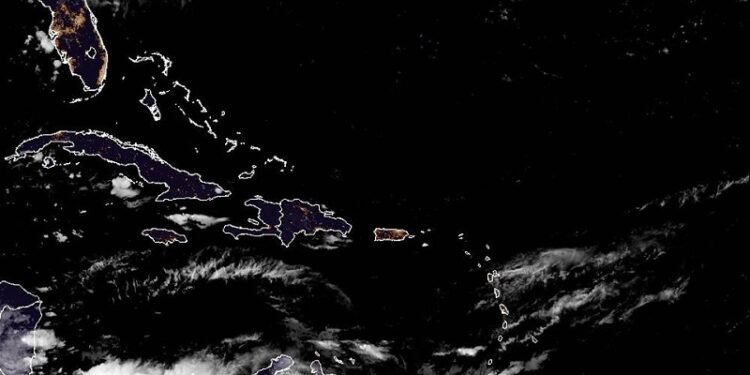 Aguaceros locales con tronadas hacia el interior del país