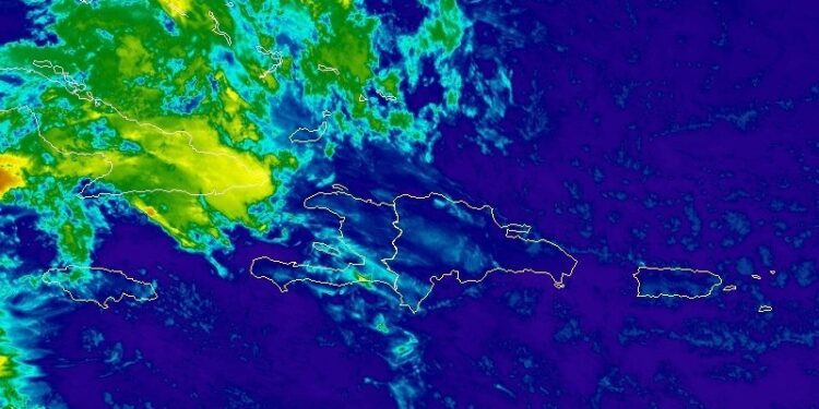 Ambiente caluroso, cielo opaco y pocas lluvias predominarán este jueves