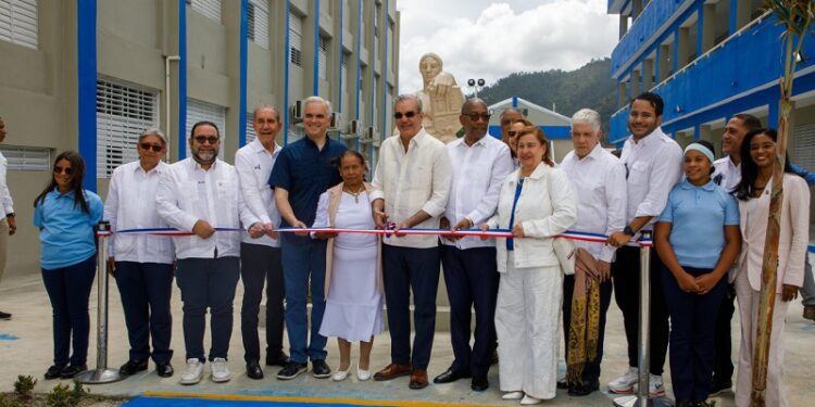 Presidente Abinader inaugura Liceo Experimental y subcentro de la UASD