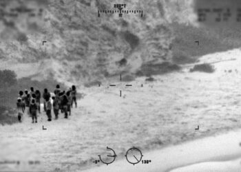 Guardia Costera transfiere a 20 cubanos a las autoridades de Bahamas