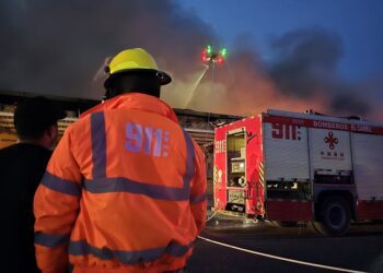 Reportan incendio en instalaciones del MERCA Santo Domingo