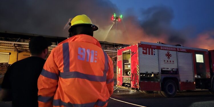 Reportan incendio en instalaciones del MERCA Santo Domingo