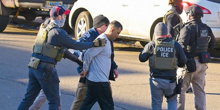 El ICE lleva a cabo una de las redadas más grandes en la historia de los EE.UU.
