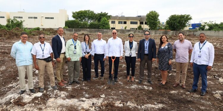 Director del IDAC supervisa trabajos de instalación del Radar Doppler Meteorológico en el AILA
