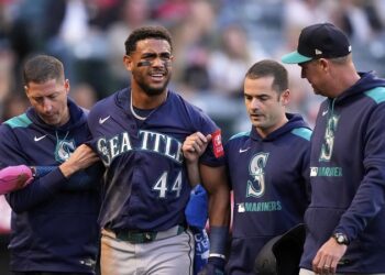 J-Rod abandona el juego tras ser golpeado en la pierna por un roletazo a 98 mph