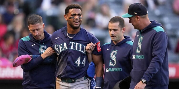 J-Rod abandona el juego tras ser golpeado en la pierna por un roletazo a 98 mph