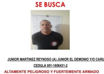 Policía identifica y persigue a varias personas vinculadas en triple asesinato