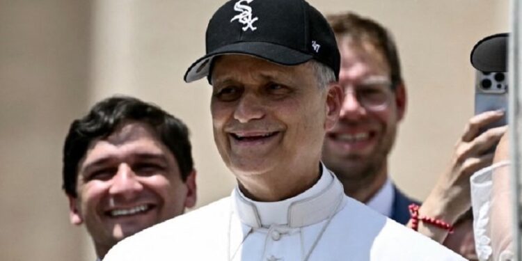 El papa León lució su gorra de los Medias Blancas en el Vaticano
