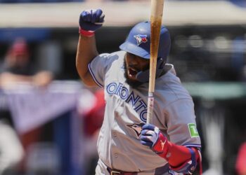 Vlad Jr. y J-Ram abandonan tenso juego de Guardianes-Azulejos por bolazos