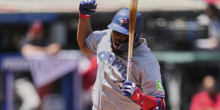 Vlad Jr. y J-Ram abandonan tenso juego de Guardianes-Azulejos por bolazos