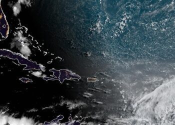 Tercera onda tropical cruzará sobre aguas del mar Caribe, vaguada continúa incidiendo