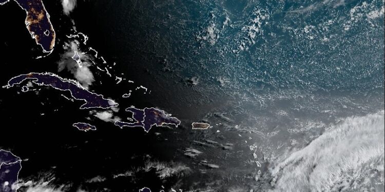 Tercera onda tropical cruzará sobre aguas del mar Caribe, vaguada continúa incidiendo