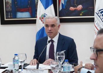 Ministro de Educación presenta ante el CNE plan estratégico para el año escolar 2025-2026