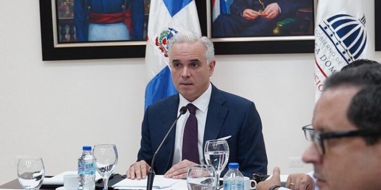 Ministro de Educación presenta ante el CNE plan estratégico para el año escolar 2025-2026