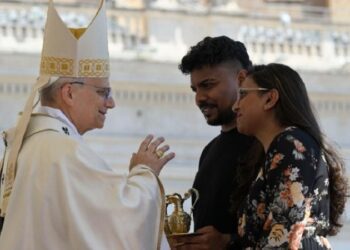El Papa: En el Evangelio está la luz que puede ayudar a tantas familias heridas