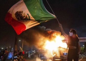 Secretaria de Seguridad de EE.UU. acusa a Sheinbaum de alentar protestas en Los Ángeles