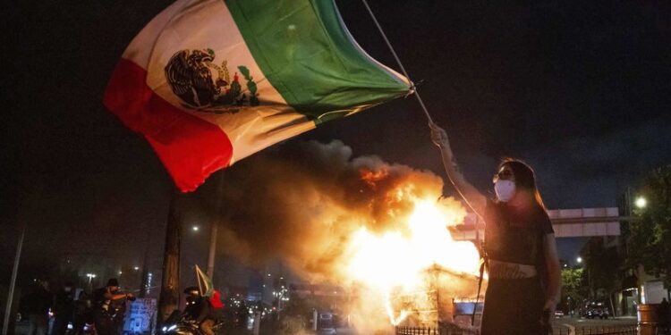 Secretaria de Seguridad de EE.UU. acusa a Sheinbaum de alentar protestas en Los Ángeles