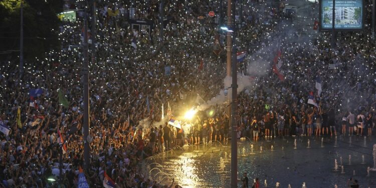 VIDEOS: Enfrentamientos entre la Policía y manifestantes opositores en Serbia