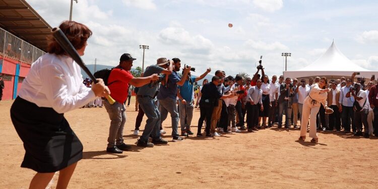 Vicepresidenta Peña reitera respaldo al deporte, encabeza apertura del Torneo de Béisbol Amateur