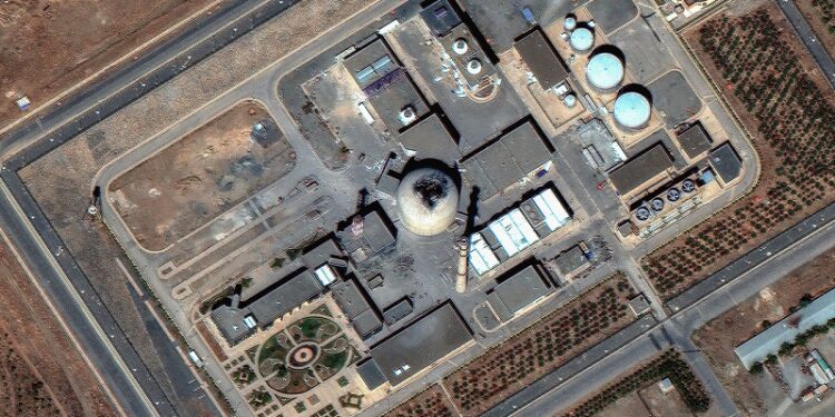 «Bombardeo a plena luz del día»: Irán exige explicaciones a la ONU tras el ataque israelí a reactor de agua pesada