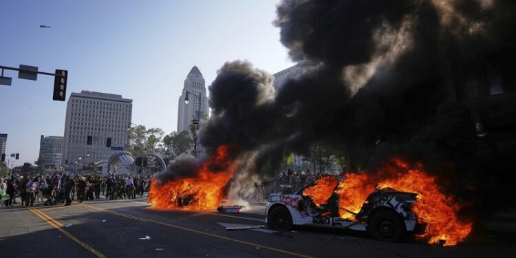 Movilizan a cientos de ‘marines’ para responder al caos en Los Ángeles