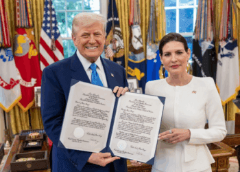 Embajadora María Isabel Castillo Báez presenta cartas credenciales al presidente Trump