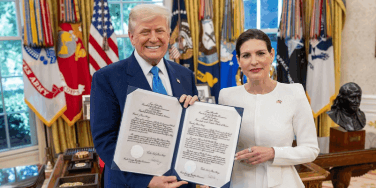 Embajadora María Isabel Castillo Báez presenta cartas credenciales al presidente Trump