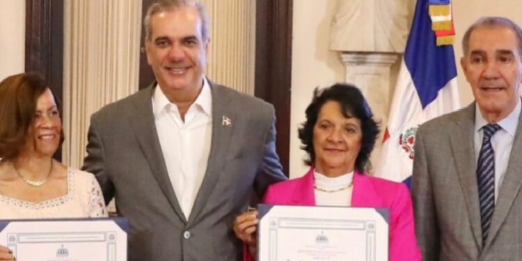 Abinader entrega a tres profesores el Premio a la Excelencia Magisterial 2025