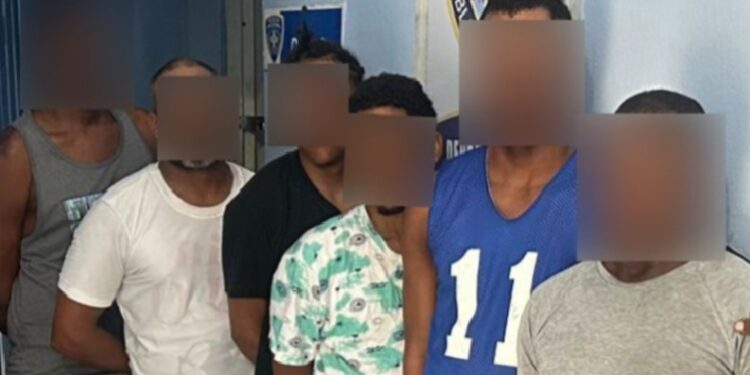 Apresados seis motociclistas por agresión a vehículo en plena vía pública