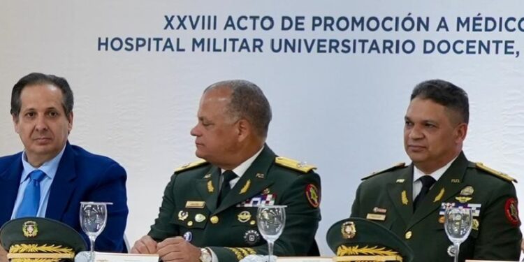 Defensa gradúa 192 nuevos médicos especialistas en hospitales militares universitarios