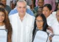 Abinader celebra cumpleaños entregando títulos de propiedad a 1,800 familias 