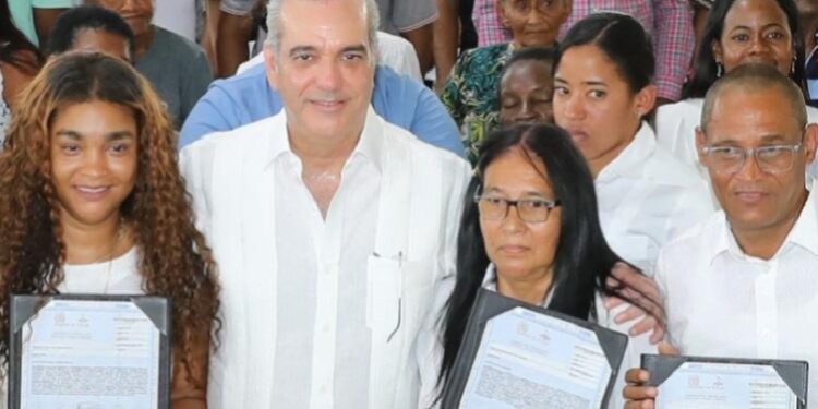 Abinader celebra cumpleaños entregando títulos de propiedad a 1,800 familias 