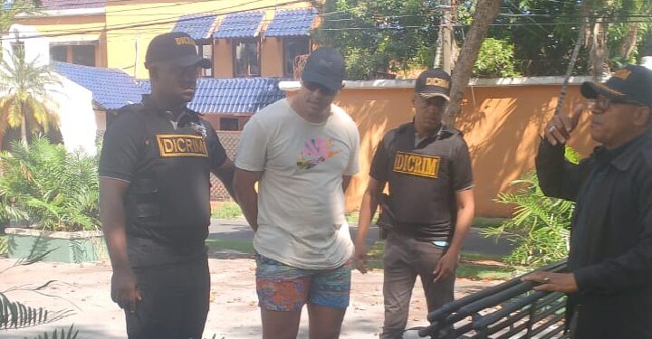 Arrestan hombre acusado de lanzar dos perros desde el piso 11 de una torre residencial 