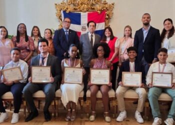 Embajada dominicana en España reconoce a estudiantes destacados 